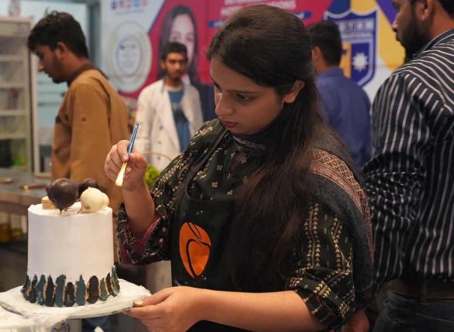 Vibgyor sponsors Cake Decoration segment at COTHM’s inter-campuses competitions